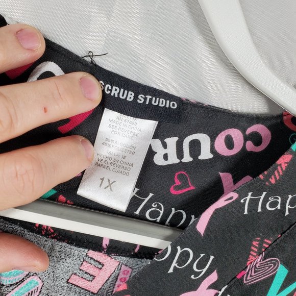 Scrub Studio V-Neck Scrub Top Butterflies Hearts and Ribbons Pink Teal Wms Sz XL - Picture 4 of 6